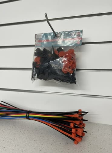 форс набор: Набор черных и оранжевых кабельных стяжек из пластика, предназначенных — 1