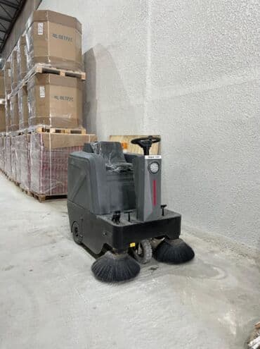 Продается!! Продается !!! Большая подметально-уборочная машина