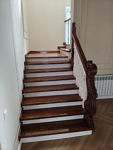 Үй жана бакча: Агач тепкичи Жеке менчик үй үчүн, Жыгачтын туру: Кара Жыгач, Тепкичтин формасы: Көп марштуу, Стиль: Классикалык — 9