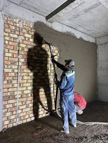 Механизированная штукатурка стен - Нанесение раствора станцией под