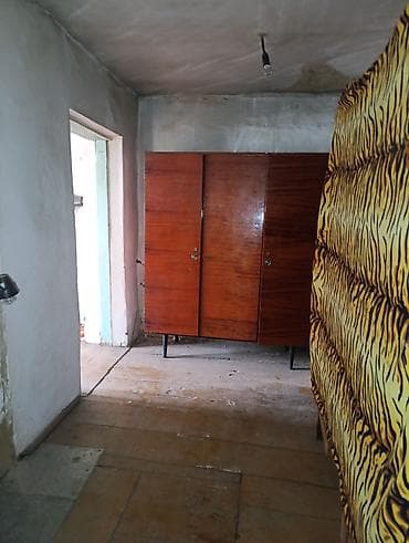 ош базардан: Үй, 57 м², 3 бөлмө, Эски ремонт — 5