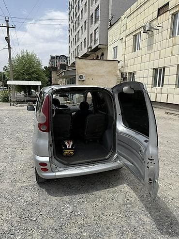 бар авто: Toyota Yaris Verso: 2000 г., 1.5 л, Кол менен иштөөчү, Бензин, Вэн/Минивэн — 5