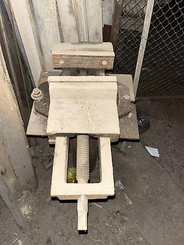 Тиски слесарные поворотные на стойке. - Массивная литая станина