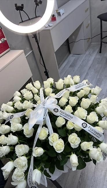 Роскошные цветочные композиции в шляпных коробках и классические