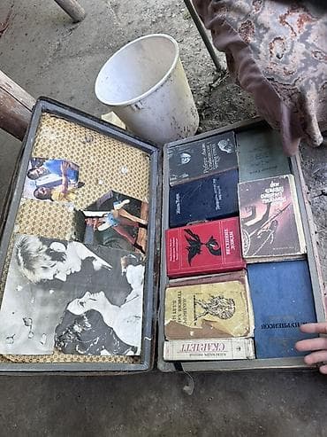 Книги и журналы: Набор винтажных книг в чемодане Состав: - Старый дорожный чемодан с — 2
