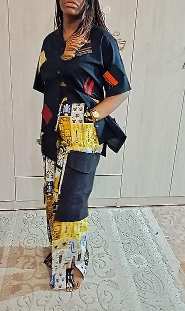 спес форма: Комплект из рубашки и брюк с графичным принтом. - Рубашка свободного — 2