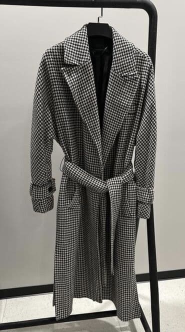 черное пальто с капюшоном: Стильное женское пальто-халат в классическом принте «гусиная лапка» — 2