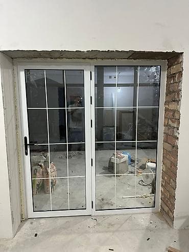 Двухстворчатая стеклянная дверь с белым ПВХ-профилем и раскладкой