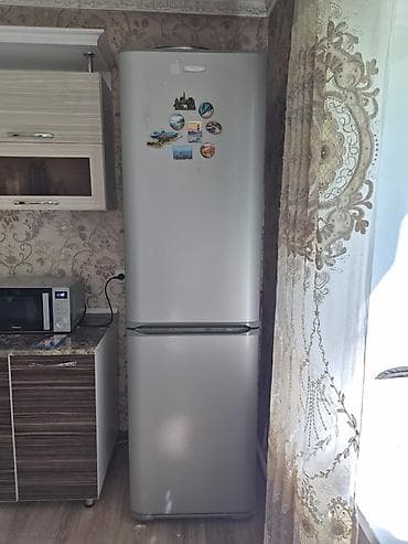 Двухкамерный холодильник с нижней морозильной камерой, серебристый