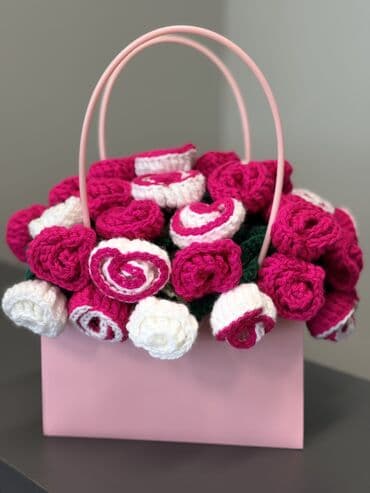 что подарить девушке: Букет вязаных цветов, имитирующих розы, в розовой подарочной коробке — 2