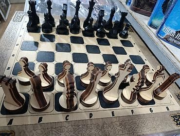 Деревянные шахматы с резными элементами и фигурками ручной работы -