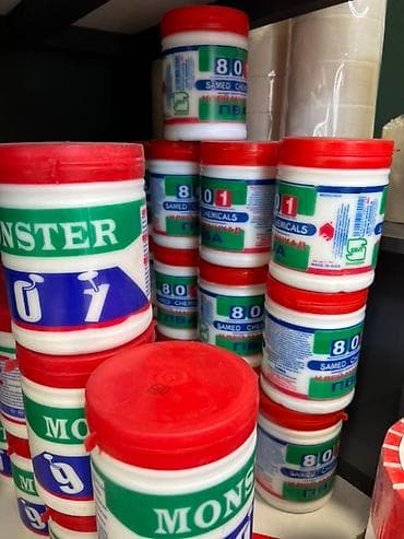 Декор жана интерьер: Клей ПВА в пластиковых банках с красными крышками. На банках нанесены — 1