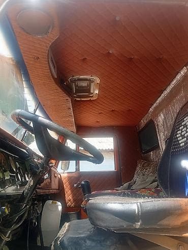 огненный шар: КамАЗ самосвал, оранжевый, 6x4. Основные характеристики: - — 2