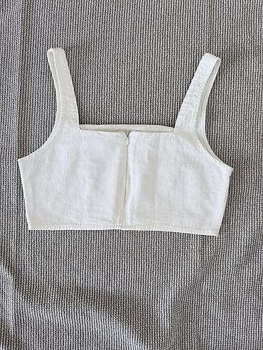 samsung j: Белый укороченный топ на бретелях - Фасон: прямой кроп-топ с — 2