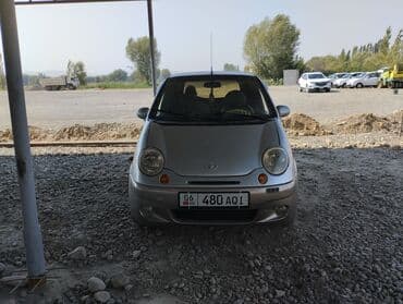 зимный шыны: Хэтчбек Daewoo Matiz серого цвета с четырьмя дверями и компактным — 1