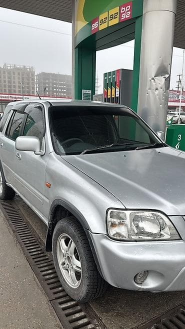Компактный кроссовер серебристого цвета. Основные особенности: -