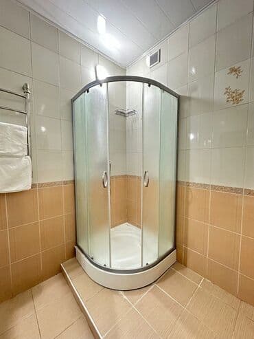 мелкий ремонт дома: Просторный номер в гостиничном формате. - Большая двуспальная кровать — 5