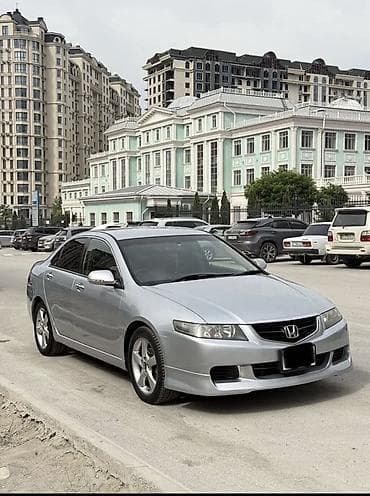Honda Accord (седан, серебристый металлик) - Кузов: 4‑дверный седан