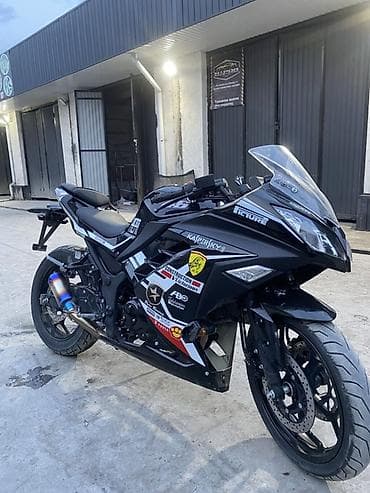 мотоци: Спортивный мотоцикл в обтекателях, черный, с фирменными наклейками и — 2