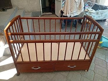 Продаю детскую кроватку,колесики естьнужно только прикрутить — 1