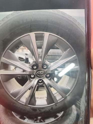 Оригинальные литые диски Toyota с шинами. Характеристики: - Дизайн