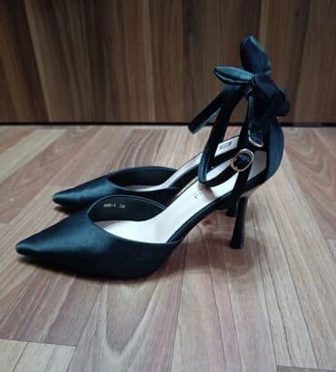 на выпускной: Туфли 39 размер подойдут на 40 . Одевались 1 раз на выпускной — 3