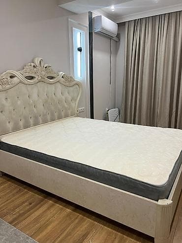 Сыпучие материалы: Двуспальная кровать с высоким изголовьем в классическом стиле. - — 3