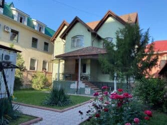 дом в центре: 330 м², 7 комнат, Утепленный, Евроремонт, Парковка — 2