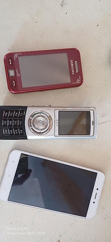 Старые мобильные телефоны (б/у), комплект из 3 аппаратов: - Samsung