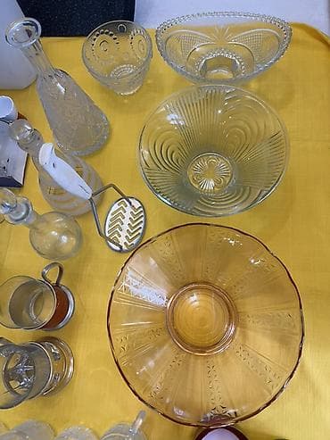 декоративные столы: Большой набор кухонной утвари и посуды Состав (по фото): - Стеклянные — 3