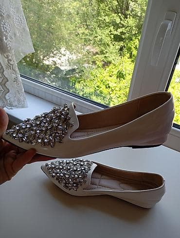 летние мужские мокасины: Белые женские лоферы/балетки с острым носком и богатым декором из — 3