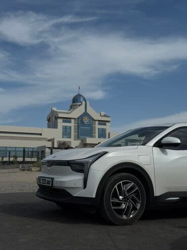 электронные мотоцикл: Электромобиль-кроссовер (компактный SUV), белый цвет кузова. Основные — 9