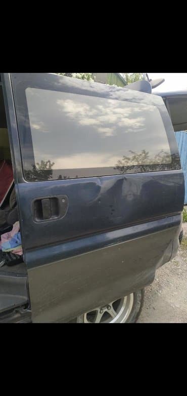делика кузов: Продаю сдвижную дверь со стеклом на Мицубиси делику L400 (БУЛКУ),есть — 1