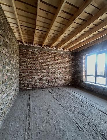 Үйлөр: 🏡 Продаётся просторный кирпичный дом в районе Оскон Ордо! 📍 Район — 3
