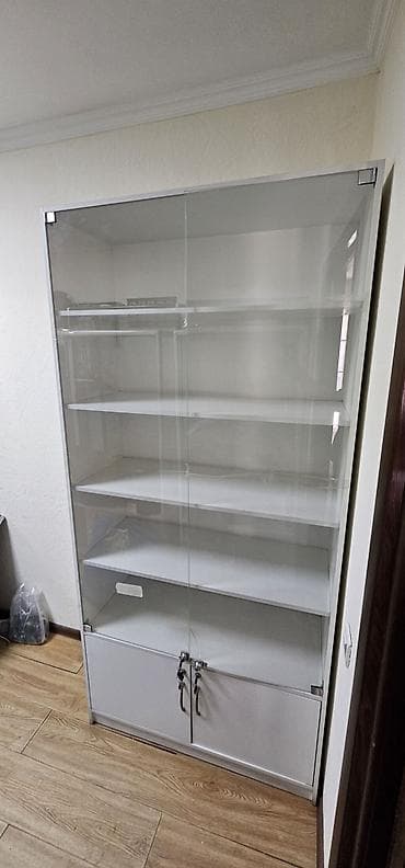 шкаф медицинский стеклянный: Белый витринный аптечный шкаф с раздвижными стеклянными дверями и — 2