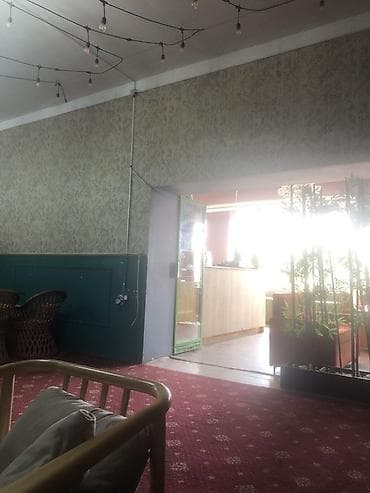 с дизайнерским ремонтом: Уютное пространство для кафе/чайной/коворкинга - Планировка: зал с — 1