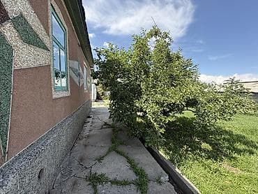 3 3: 🏡 Продаётся дом в г. Каракол! 📍 Адрес: ул. Московская, угловой — 8