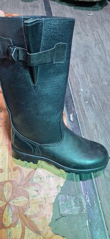 резиновые сапони: Сапоги российсике из плотной чёрной кожи. Характеристики: - Материал — 1