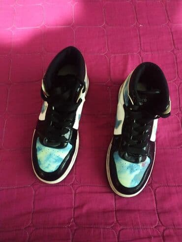 Комплекты одежды: Продаю подростковые кроссовки, в идеальном состоянии. Размер 36 — 2