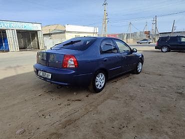 Другие автомобили: Седан синего цвета, 4 двери. Компактный городской автомобиль с — 4