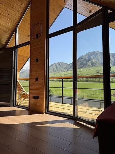 Современный дом-шале с панорамными окнами и террасой с видом на горы и at lalafo.kg Современный дом-шале с панорамными окнами и террасой с видом на горы и