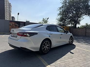 Toyota Camry: 2022 г., 2.5 л, Автомат, Гибрид, Седан — 2