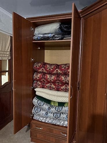 комоды для одежды: Спальный гарнитур в классическом стиле, цвет тёплый орех. Состав — 4