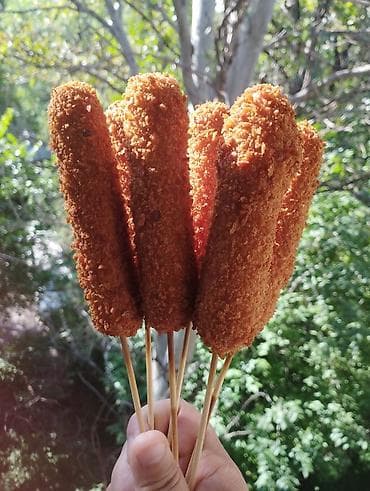 ход дог: Корндоги на шпажках - Аппетитные корндоги: сочная сосиска, покрытая — 10