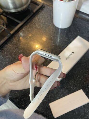 Детские смарт-часы: Смарт‑часы в формате Apple Watch (корпус светлый, квадратный дисплей — 4