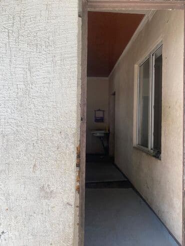 сдаю дом без хозяин: Сдается помещение 1500тыс КВ м имеются 3 сарая 1навес 1конюшня — 12