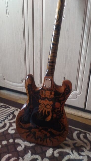 Гитаралар: 4‑струнная электрическая бас‑гитара форм‑фактора Jazz Bass — 5