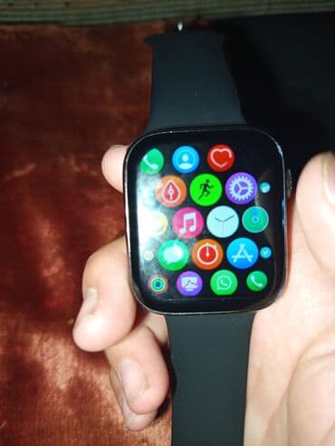 часы apple watch 7: Смарт-часы с черным квадратным корпусом и черным ремешком. Устройство — 3
