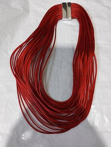 Яркое многорядное колье из красных шнуров. - Дизайн: десятки тонких