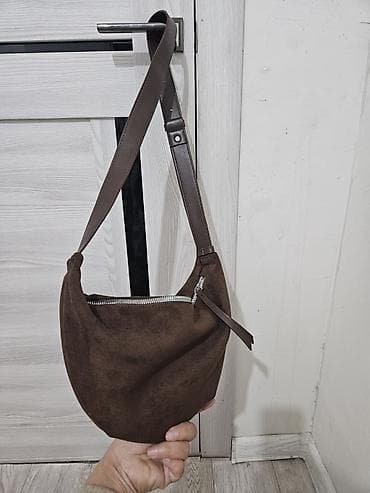 Трендовая сумка круассан из коричневой замши - Материал: мягкая at lalafo.kg Трендовая сумка круассан из коричневой замши - Материал: мягкая